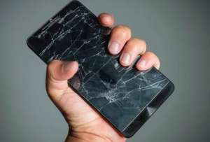 Aunque no lo crea existen riesgos para su salud si usa su celular con la pantalla rota.