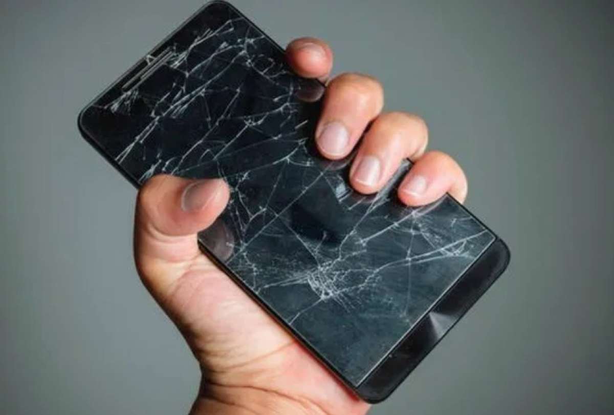 Aunque no lo crea existen riesgos para su salud si usa su celular con la pantalla rota.