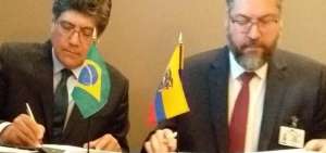 Los cancilleres de Ecuador, Jos&eacute; Valencia, y de Brasil, Ernesto Ara&uacute;jo, suscribieron el acuerdo.