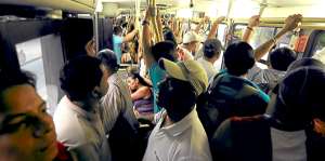 Usuarios de la Metrov&iacute;a usan sus celulares sin tomar en cuenta que se los pueden arrebatar. Foto: Archivo / El Tel&eacute;grafo