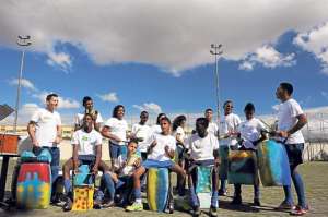 Los ni&ntilde;os de Bola Pra Frente combinan sus obligaciones acad&eacute;micas con el f&uacute;tbol, la danza y la m&uacute;sica, a las cuales dedican -en promedio- tres horas al d&iacute;a. Foto: Tomado de www.streetfootballworld.org