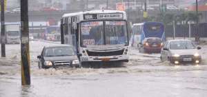 Calles anegadas en el centro, norte y sur de Guayaquil por intensa lluvia