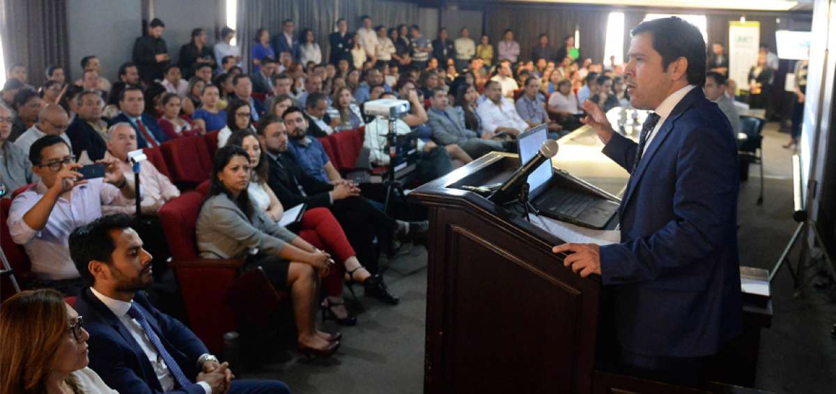 Mauro Andino (d), director general del Senae, present&oacute; el nuevo servicio a comerciantes de Guayaquil. Ratific&oacute; la legalidad de la tasa de control.