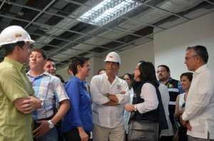 El presidente Rafael Correa durante el recorrido por las instalaciones del Hospital Universitario. Foto: Miguel Castro / El Tel&eacute;grafo 