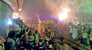 Los trabajadores, entre ecuatorianos y extranjeros, verifican la excavaci&oacute;n de la TBM2 en el t&uacute;nel de conducci&oacute;n. Foto: Fernando Sandoval / El Tel&eacute;grafo