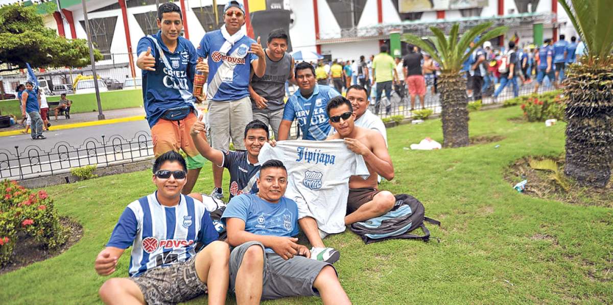 Un grupo de amigos descans&oacute; en un parque aleda&ntilde;o al estadio Reales Tamarindos. Foto: Rodolfo P&aacute;rraga / El Tel&eacute;grafo