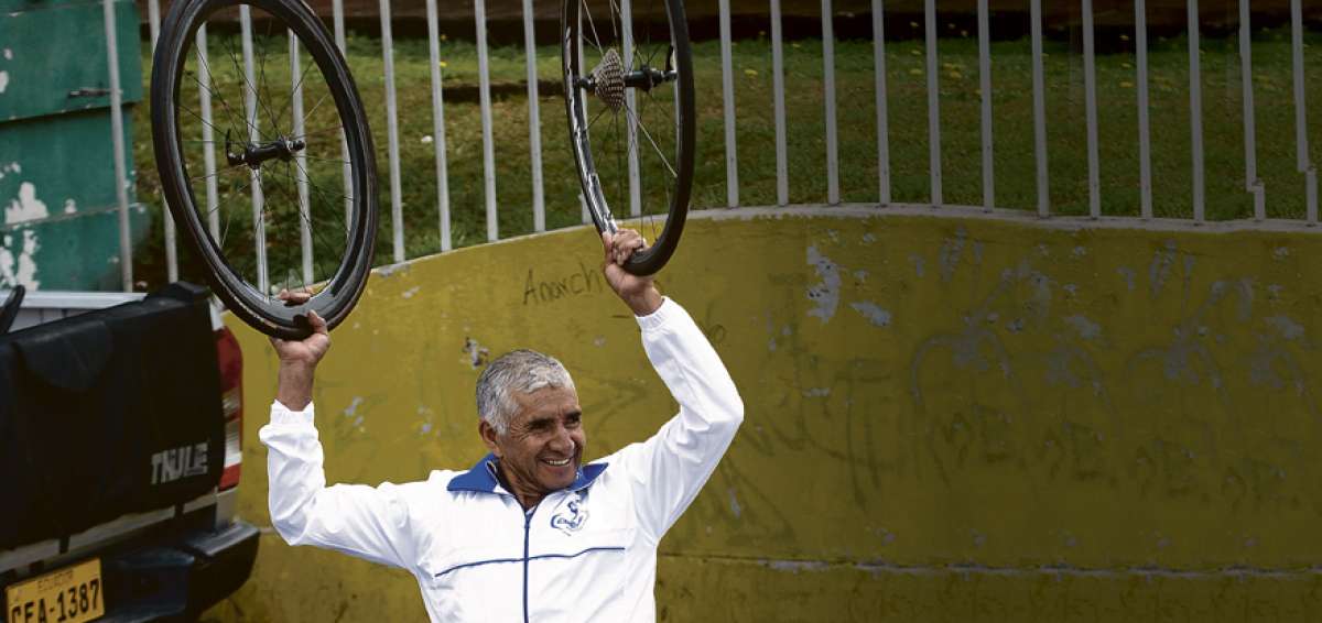 Paulo Caicedo durante una de las etapas de la Vuelta al Ecuador 2018. En la foto se lo ve listo para asistir a los ciclistas del equipo Coraje Carchense. 