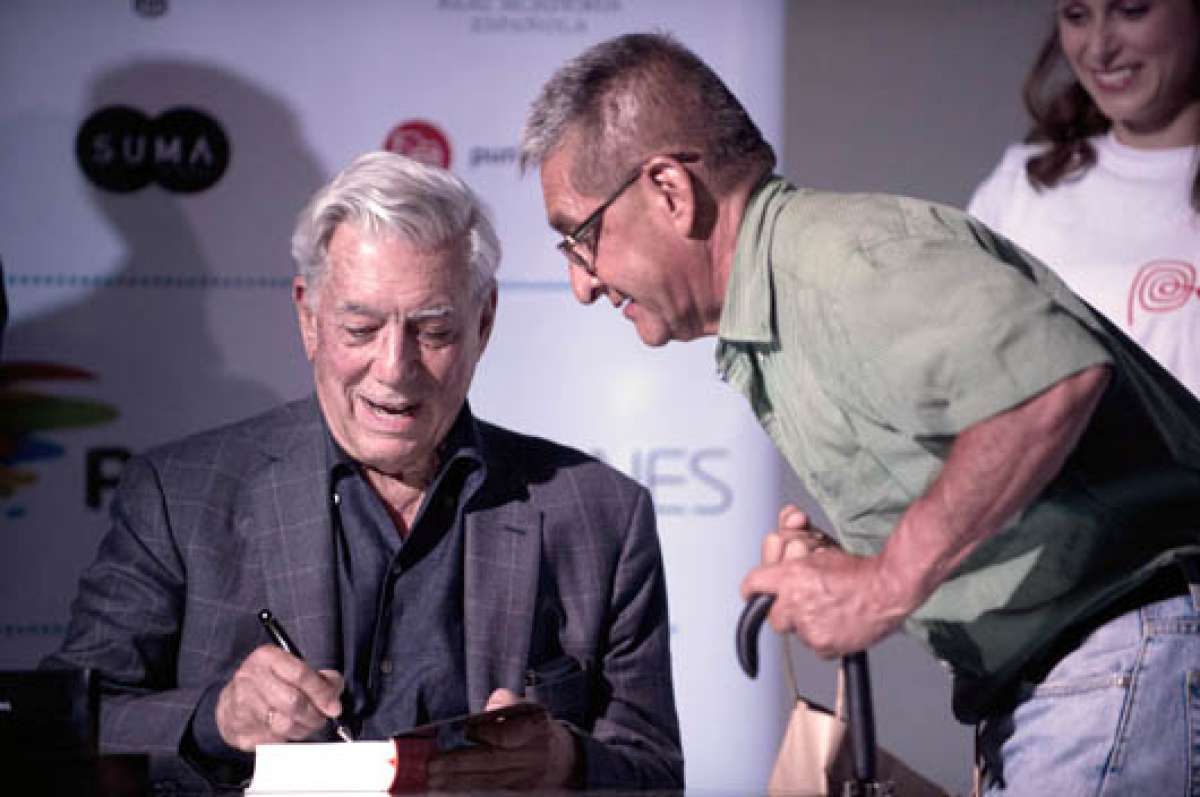 El escritor peruano convers&oacute; en la Feria del Libro de Bogot&aacute; sobre varias de sus influencias. Foto: EFE