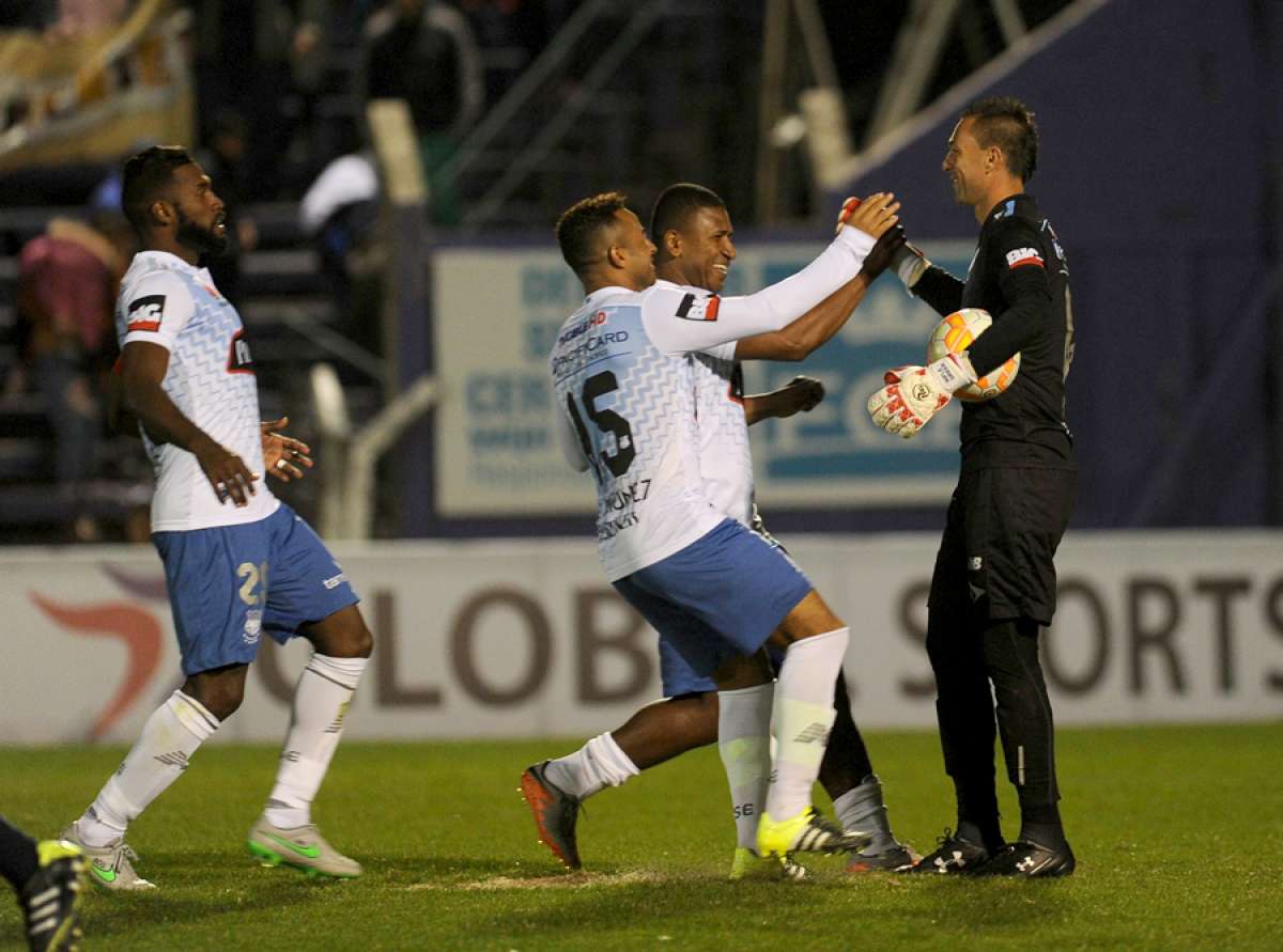 Esteban Dreer (d.) es felicitado por Jorge Guagua y Pedro Qui&ntilde;&oacute;nez; Gabriel Achilier se suma a los festejos. Foto: AFP