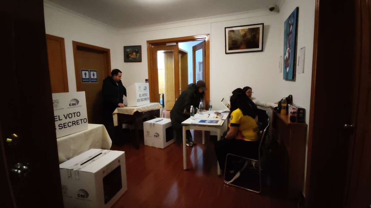 En la Embajada de Ecuador en China se realizaron con normalidad las votaciones para la Consulta Popular y el Referéndum 2025. 