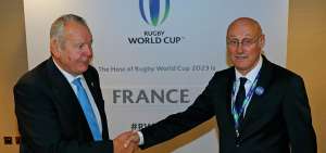 &rarr; Bill Beaumont (i), presidente de la World Rugby, durante el anuncio de la sede del Mundial de 2023; Bernard Laporte lo acompa&ntilde;a.