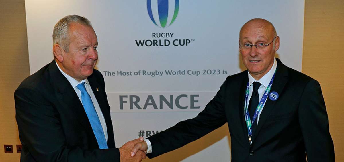 &rarr; Bill Beaumont (i), presidente de la World Rugby, durante el anuncio de la sede del Mundial de 2023; Bernard Laporte lo acompa&ntilde;a.