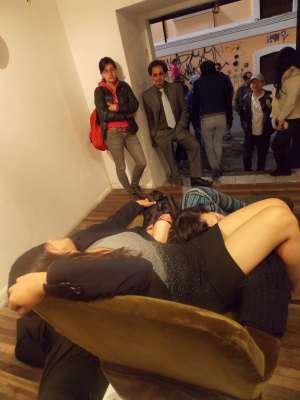 En la entrada del No Lugar, moradores se acercaron a observar la muestra que dur&oacute; 2 horas. Foto: Cortes&iacute;a. 
