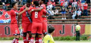 Los jugadores de El Nacional se abrazan tras el primer gol convertido en propia puerta por el zaguero Rodrigo Canosa a los 19 minutos.