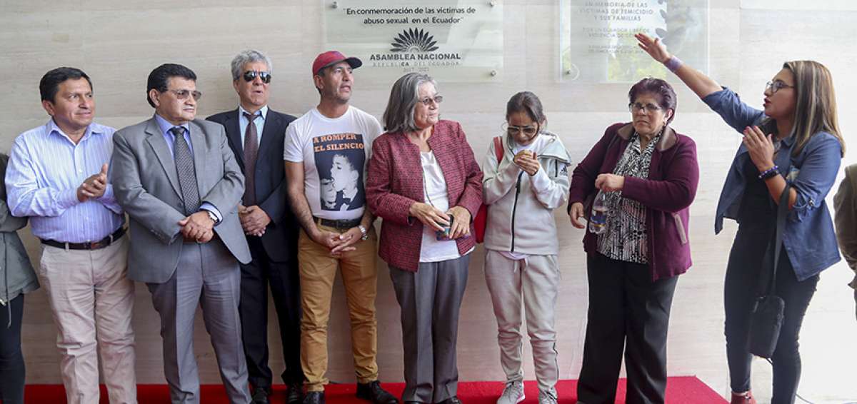 En el Sal&oacute;n Jos&eacute; Mej&iacute;a Lequerica se devel&oacute;, ayer, una placa en honor de las v&iacute;ctimas de violaci&oacute;n. 
