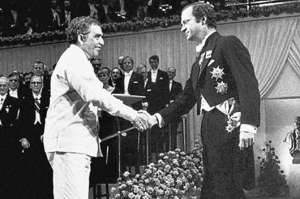 Gabriel Garc&iacute;a M&aacute;rquez en noviembre de 1982, recibiendo el Premio Nobel de manos del Rey Carlos Gustavo de Suecia. Hab&iacute;an pasado 15 a&ntilde;os de la publicaci&oacute;n de Cien a&ntilde;os de soledad. Foto: Tomada de lavanguardia.com