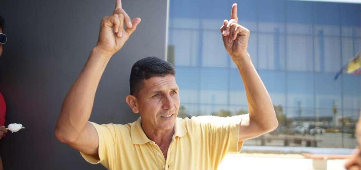 Jhonny vende helados; los consejos son gratuitos
