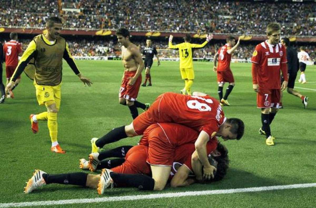 Los jugadores del Sevilla FC celebran el primer gol del equipo, conseguido por el camerun&eacute;s Stephane Mbia. Foto: EFE