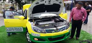 El auto el&eacute;ctrico fue construido por la empresa BYD, firma que tambi&eacute;n particip&oacute; en la provisi&oacute;n de la flota de 20 buses de la misma modalidad. 