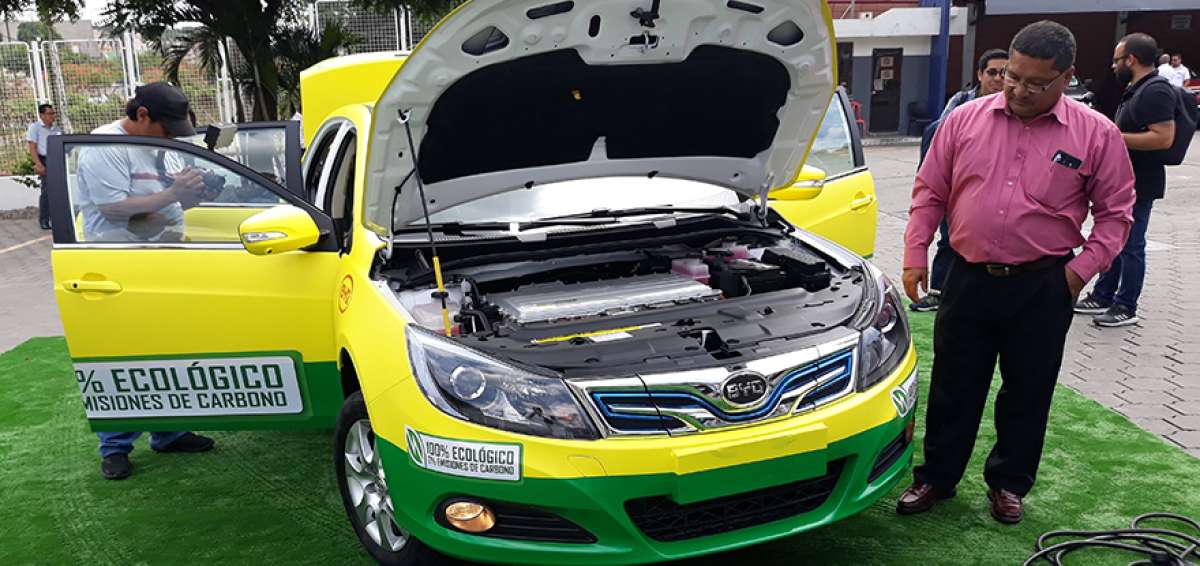 El auto el&eacute;ctrico fue construido por la empresa BYD, firma que tambi&eacute;n particip&oacute; en la provisi&oacute;n de la flota de 20 buses de la misma modalidad. 