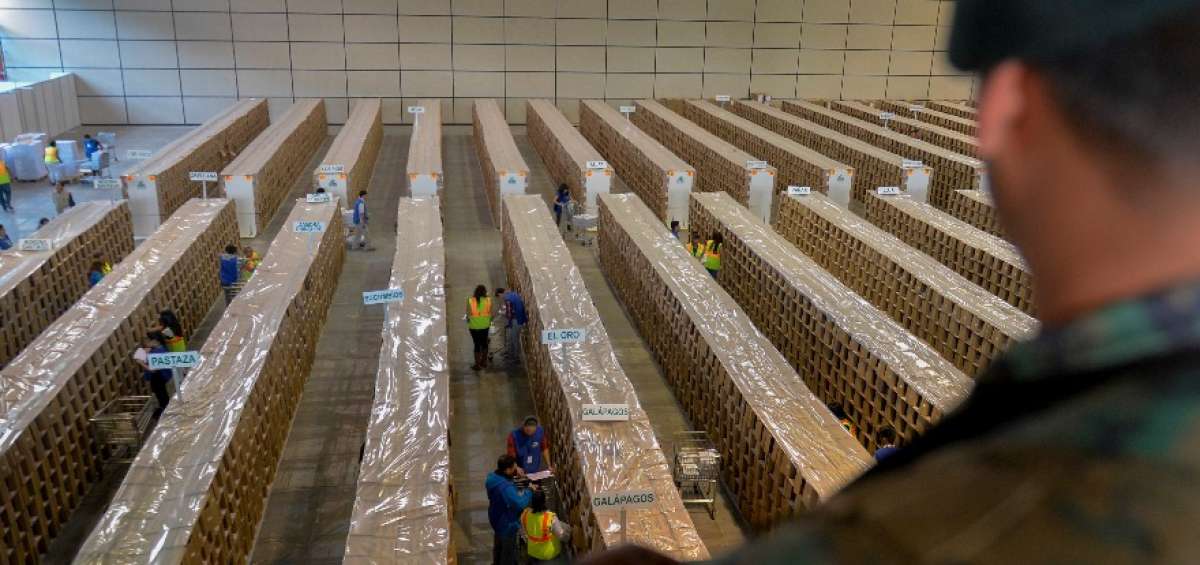 En Cemexpo, noroccidente de Quito, empleados de Montgar ordenan los kits electorales.