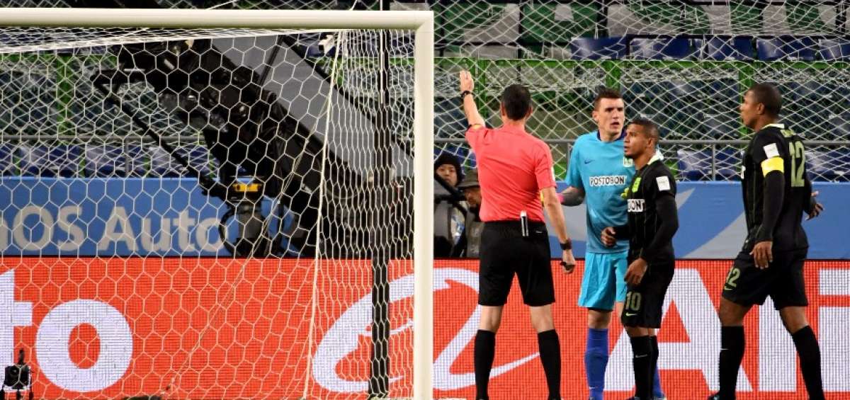 El &aacute;rbitro h&uacute;ngaro Viktor Kassai recurri&oacute; ayer a la asistencia por video para pitar un penalti en la semifinal del Mundial de Clubes entre Atl&eacute;tico Nacional y el Kashima Antlers.