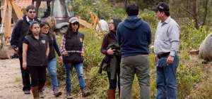 La fiscal Mayra Soria (primera de la izquierda) encabeza las acciones en la quebrada de Bellavista para hallar a la joven que desapareci&oacute; a los 24 a&ntilde;os.