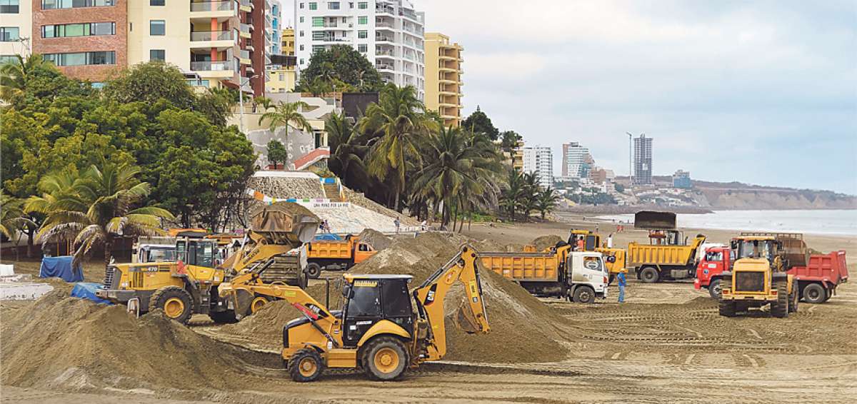 Maquinaria pesada forma mont&iacute;culos de arena para sacar el mineral de la playa urbana El Murci&eacute;lago.