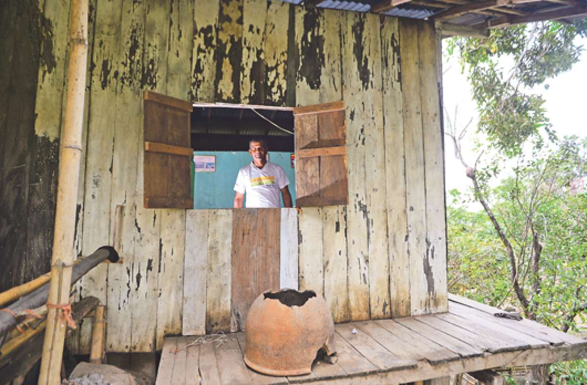 Ha descubierto utensilios de la cultura Milagro-Quevedo bajo su casa, construida sobre una tola. Hace 20 a&ntilde;os hall&oacute; los primeros restos arqueol&oacute;gicos con los que a&uacute;n convive. Foto: Carina Acosta / El Tel&eacute;grafo