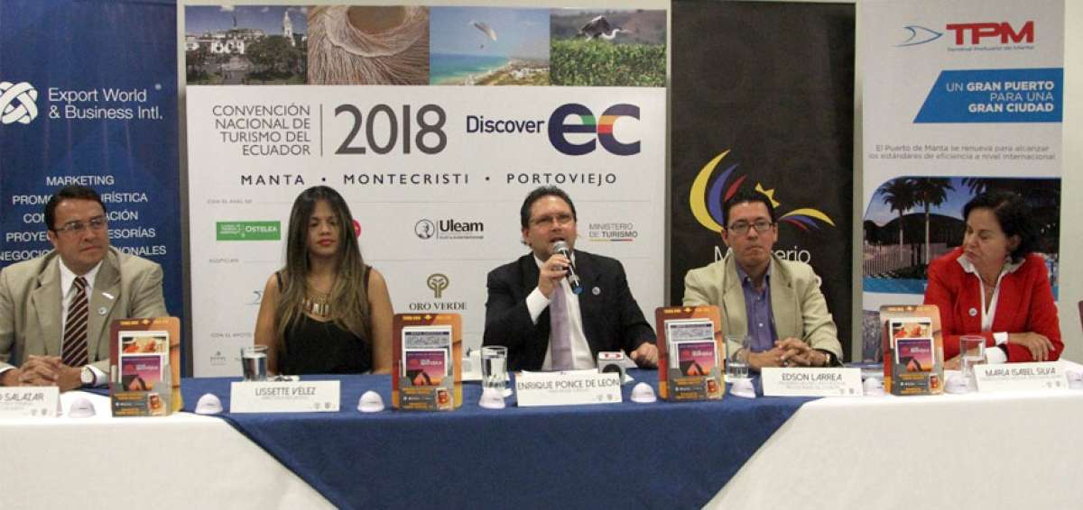 Lissette V&eacute;lez (izq.) present&oacute; los detalles del evento, con el ministro de Turismo, Enrique Ponce de Le&oacute;n, y otros representantes del sector.
