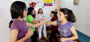 Las clases de defensa personal se imparten en la sala de una vivienda en el sur de Guayaquil.