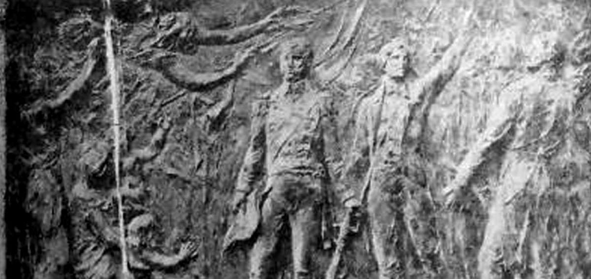 Obra de arte grabada en la base de la columna