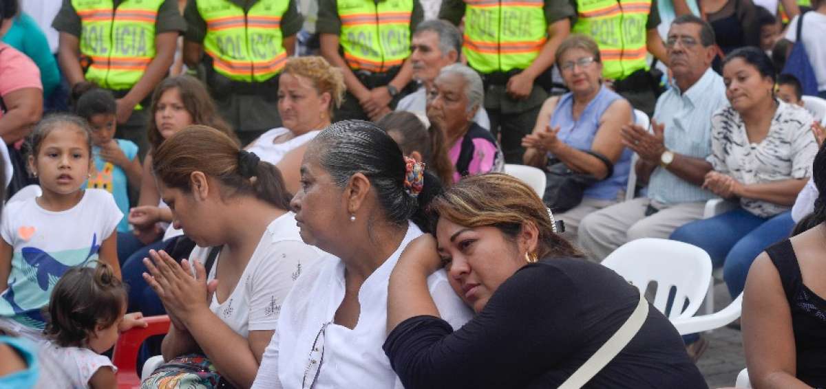 Familiares y amigos de v&iacute;ctimas mortales presencian una misa en Pedernales (Manab&iacute;).