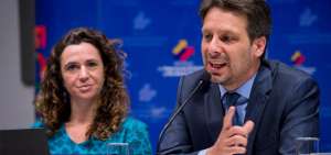 El canciller Guillaume Long (der.) en rueda de prensa con Rosa Ca&ntilde;ate (izq.), representante de Oxfam.