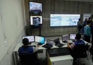 La sala de monitoreo tiene 4 pantallas que vigilan al momento 14 c&aacute;maras cada una. Foto: &Aacute;lvaro P&eacute;rez/ EL TEL&Eacute;GRAFO.