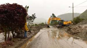 El personal y la maquinaria del MTOP en Tungurahua laboran las 24 horas para despejar las v&iacute;as. Foto: Roberto Ch&aacute;vez / El Tel&eacute;grafo 