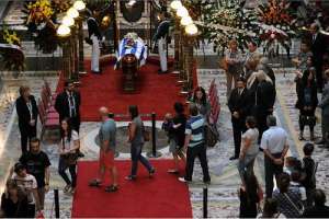 El Palacio Legislativo abri&oacute; sus puertas a ciudadanos an&oacute;nimos y representantes de la pol&iacute;tica y de la cultura, deseosos de dar su &uacute;ltimo adi&oacute;s al escritor. Foto: AFP