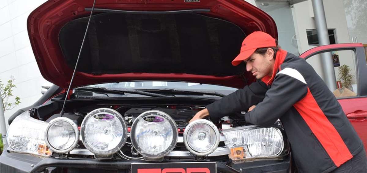 Juan Jos&eacute; &lsquo;Jota&rsquo; Ponce revisa una camioneta Hilux como la que abordar&aacute; durante 15 d&iacute;as en el Rally Dakar 2018.