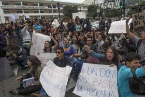 Los estudiantes se quejan por el alza de aranceles, que presuntamente se realiz&oacute; dos veces en este a&ntilde;o. Foto: Fernando Sandoval/ EL TEL&Eacute;GRAFO. 