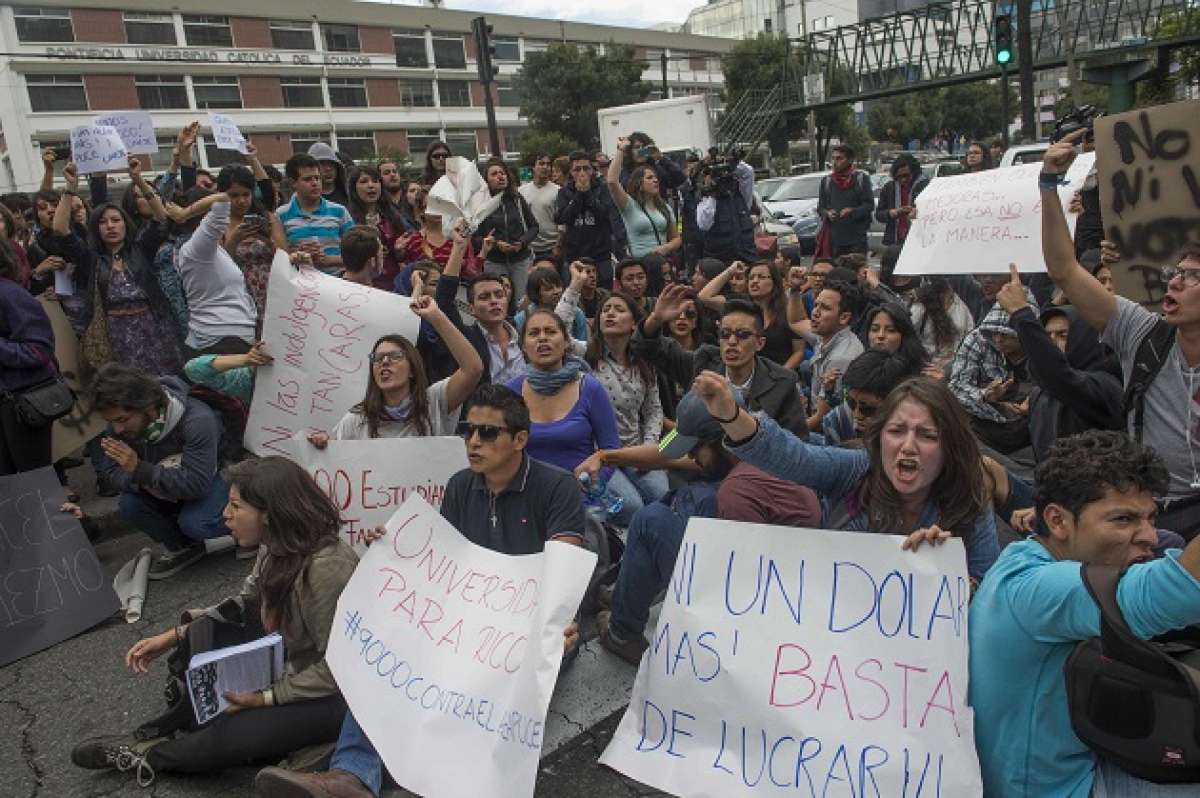Los estudiantes se quejan por el alza de aranceles, que presuntamente se realiz&oacute; dos veces en este a&ntilde;o. Foto: Fernando Sandoval/ EL TEL&Eacute;GRAFO. 