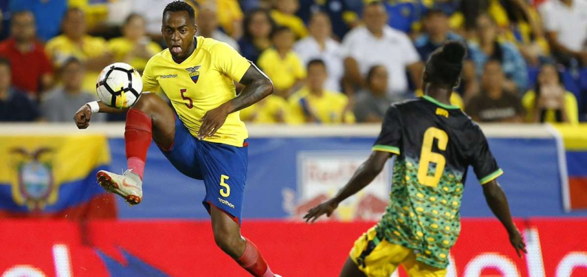 El volante ecuatoriano Renato Ibarra (5) controla el bal&oacute;n ante la marca del zaguero del jamaiquino Ricardo Thomas, el viernes, en Nueva Jersey.