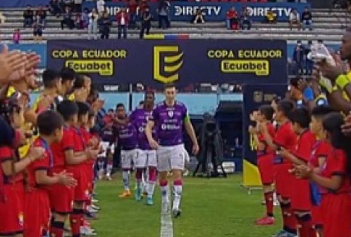 El plantel de El Nacional realizó un pasillo de honor para el campeón de la Copa Sudamericana