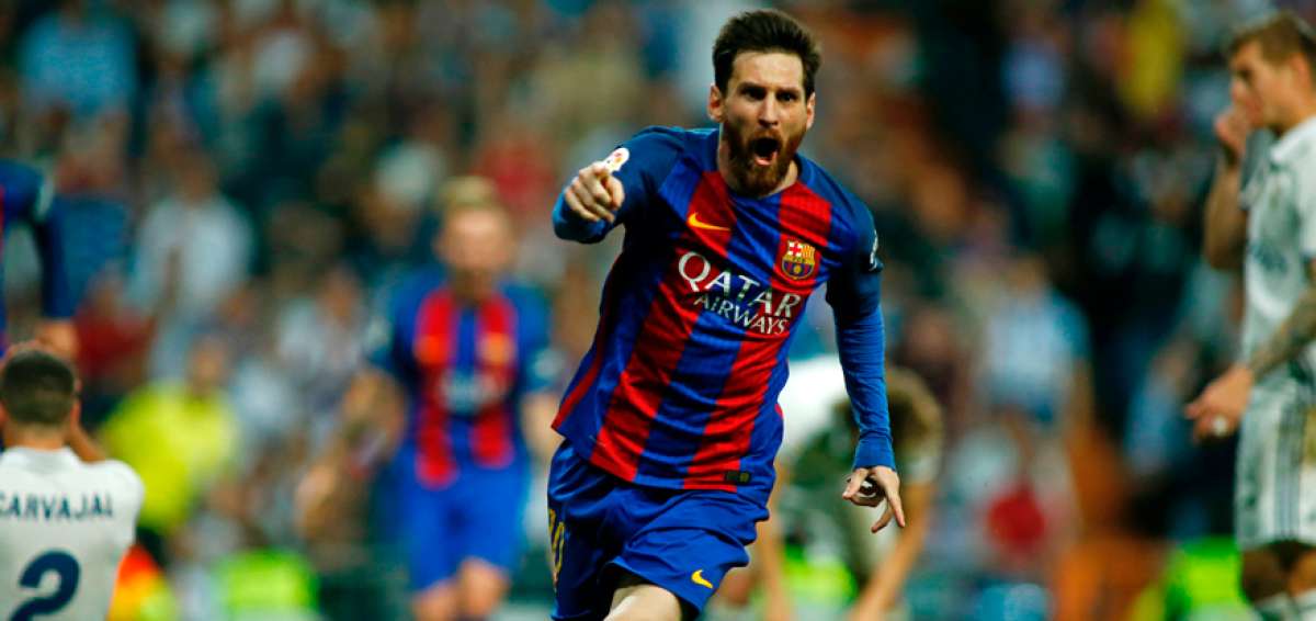 Lionel Messi festeja el tercer gol del Barcelona (segundo personal) la tarde de este domingo en el Santiago Bernab&eacute;u.
