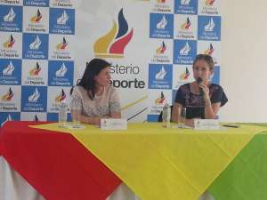 La ministra del deporte encargada, Cecilia Vaca (d) junto Martha Fierro.