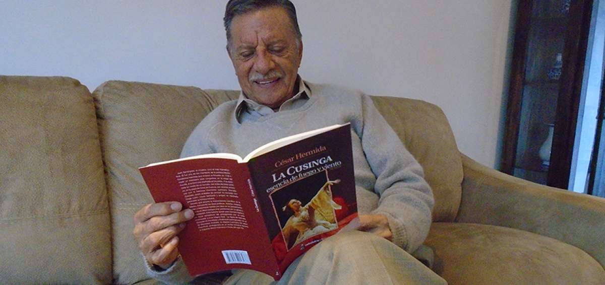 C&eacute;sar Hermida con La Cusinga, ambientada en los a&ntilde;os de la Misi&oacute;n Geod&eacute;sica. Ha escrito varias novelas hist&oacute;ricas.