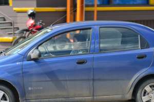 La multa para las personas que usen el celular mientras conducen es el 10% del salario b&aacute;sico. Foto: Jos&eacute; Luis LLivisaca |  El Tel&eacute;grafo