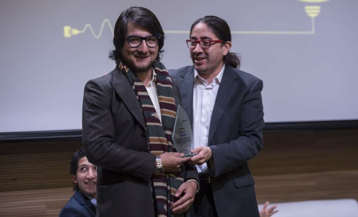 Ren&eacute; Ram&iacute;rez entreg&oacute; placas de reconocimiento a los 18 j&oacute;venes emprendedores del Banco de Ideas. Marco Salgado / El Tel&eacute;grafo