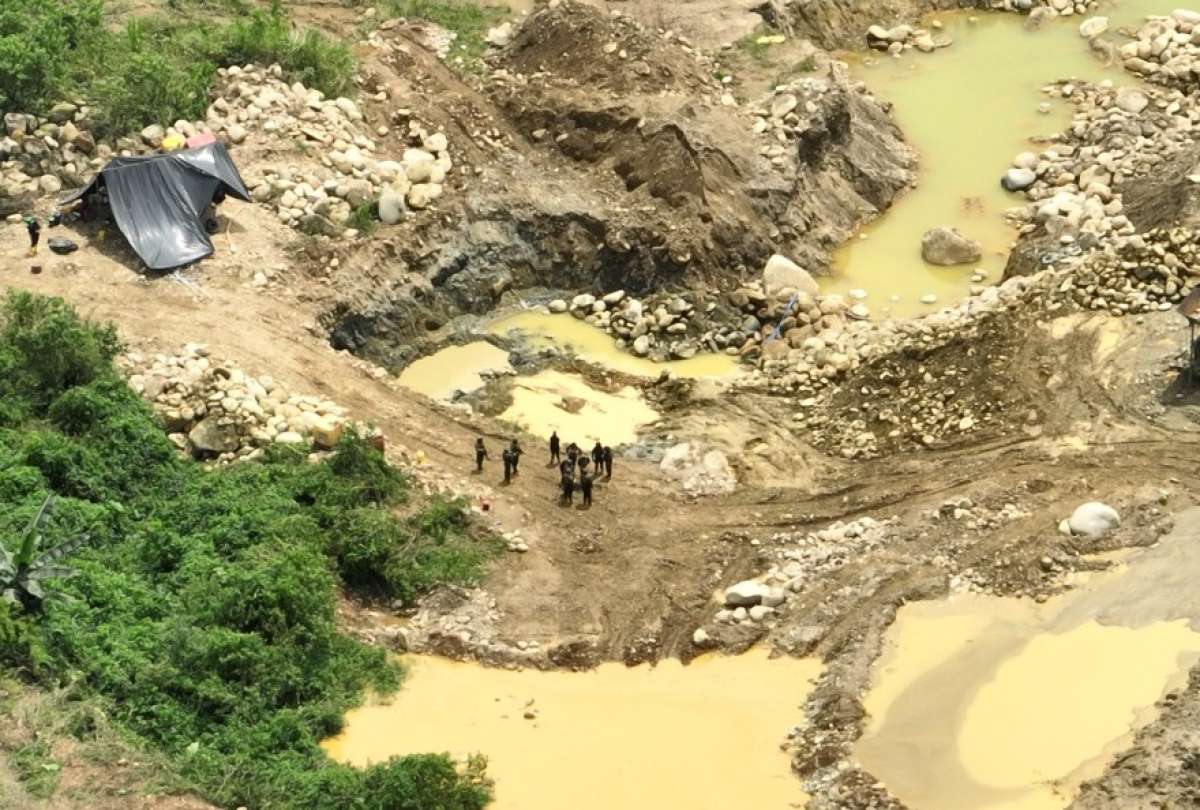 Desde el aire se pudo divisar el impacto de la minería ilegal en El Oro.