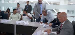 Productores de alcohol artesanal y ca&ntilde;icultores firmaron un acuerdo con tres industrias fabricantes de etanol para el programa Ecopa&iacute;s.