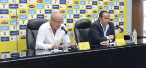 Jorge C&eacute;lico (i), DT interino de la selecci&oacute;n ecuatoriana, mientras da la n&oacute;mina de la &ldquo;Tri&rdquo;. Francisco Egas, presidente de la FEF, lo acompa&ntilde;a.